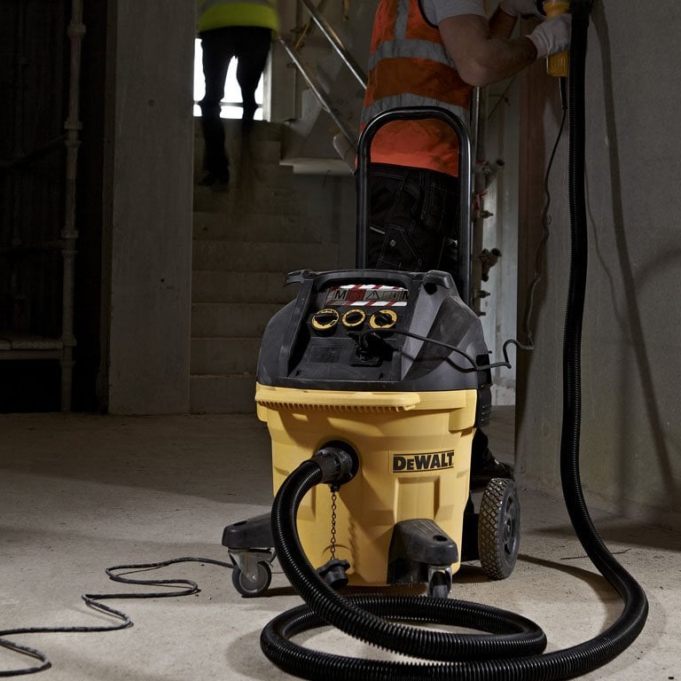 DeWALT DWV902MXE 38L 1400W Construction Vacuum Cleaner / Dust